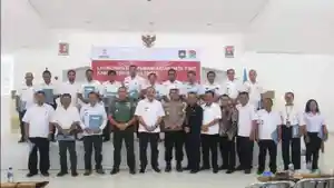 Bupati-Sumba-Timur-Khristofel-Praing-dan-jajaran-launching-data-percepatan-penghapusan-Kemiskinan.jpg
