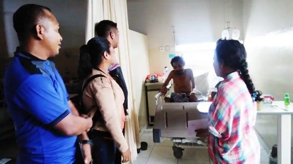 Setahun Terbaring Karena Operasi Perut, Yohanes Terharu saat Dikunjungi Mahasiswa Unwira