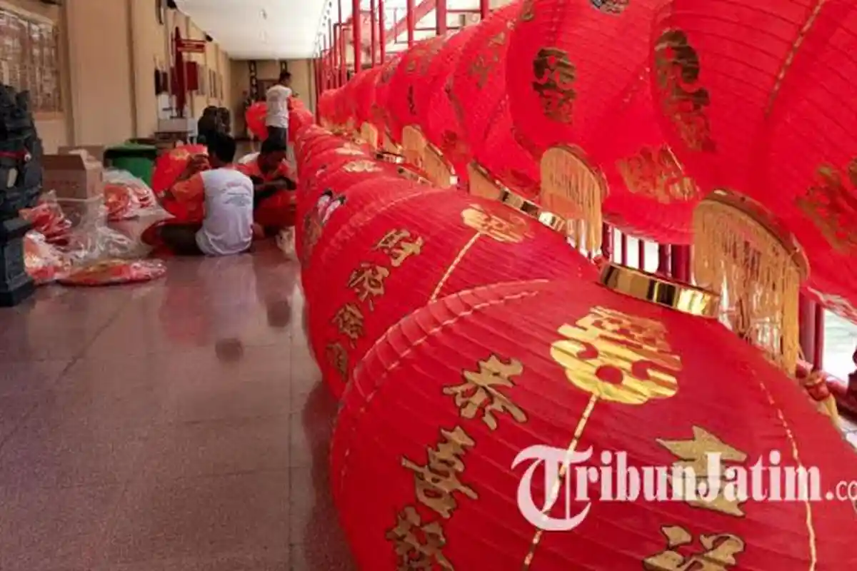 Jelang Imlek, Klenteng Tjoe Tik Kiong Tulungagung Pasang Ornamen Baru dan Lakukan Pengecatan Total