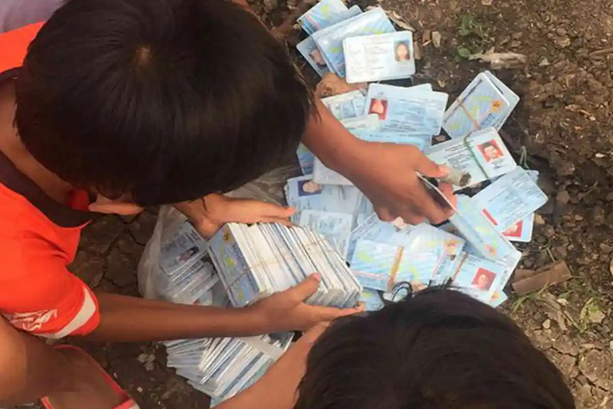 Bungkusan Isi E-KTP Ditemukan di Area Kebun Pondok Kopi dan Area Sawah, Jumlahnya Ribuan