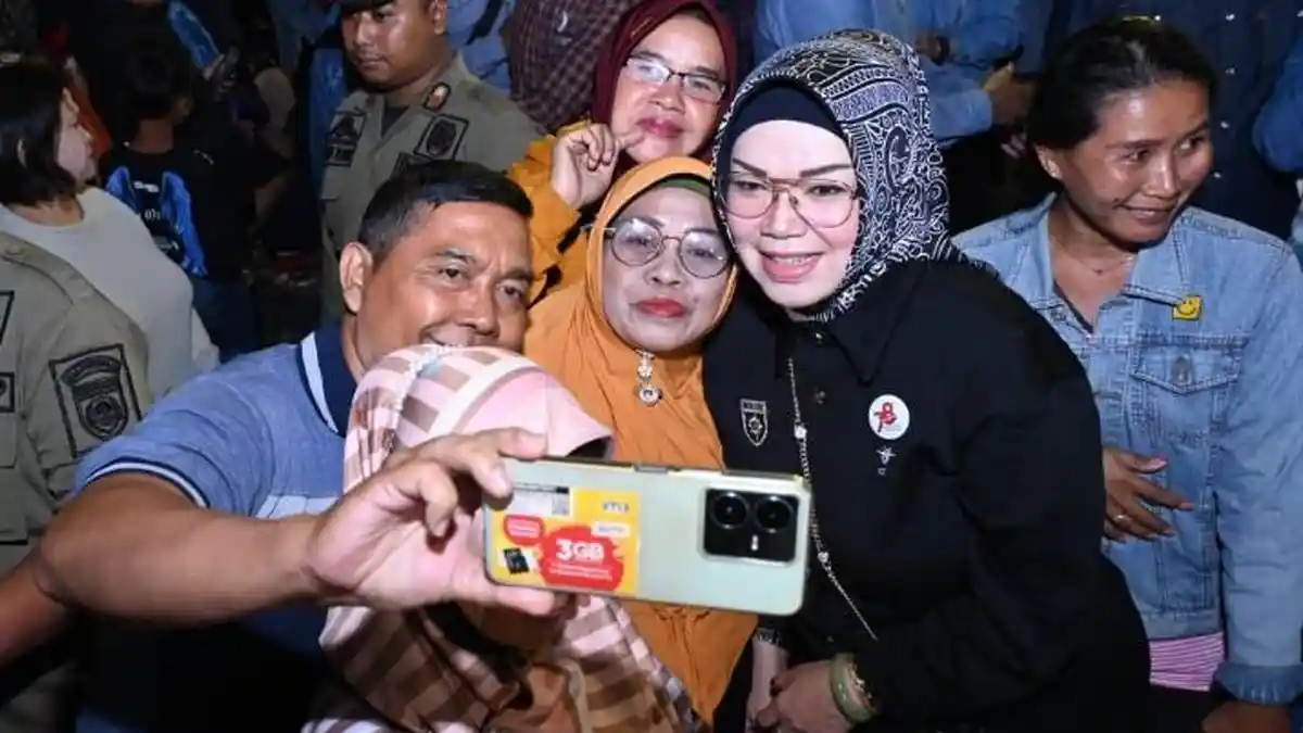 Meriahnya Malam Resepsi HUT ke-78 Kabupaten Sukoharjo, Bupati Etik Tak Segan Foto Bareng Warga