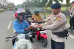 Brimob-Batalyon-C-Pelopor-membagikan-takjil-ke-warga-Rabu-sore.jpg