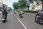 Pengemudi-ojol-melintas-di-Jalan-Margonda-Raya-Kecamatan-Beji.jpg