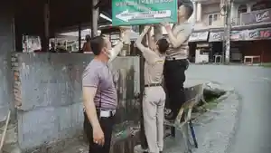 Personel-Polres-Pematangsiantar-melaksanakan-pemasangan-spanduk.jpg