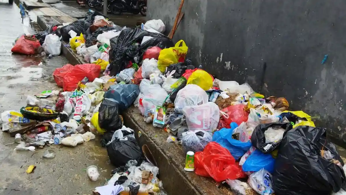 Trotoar Dipenuhi Sampah, Kota Ambon Dinilai Warga Tak Lagi Manis