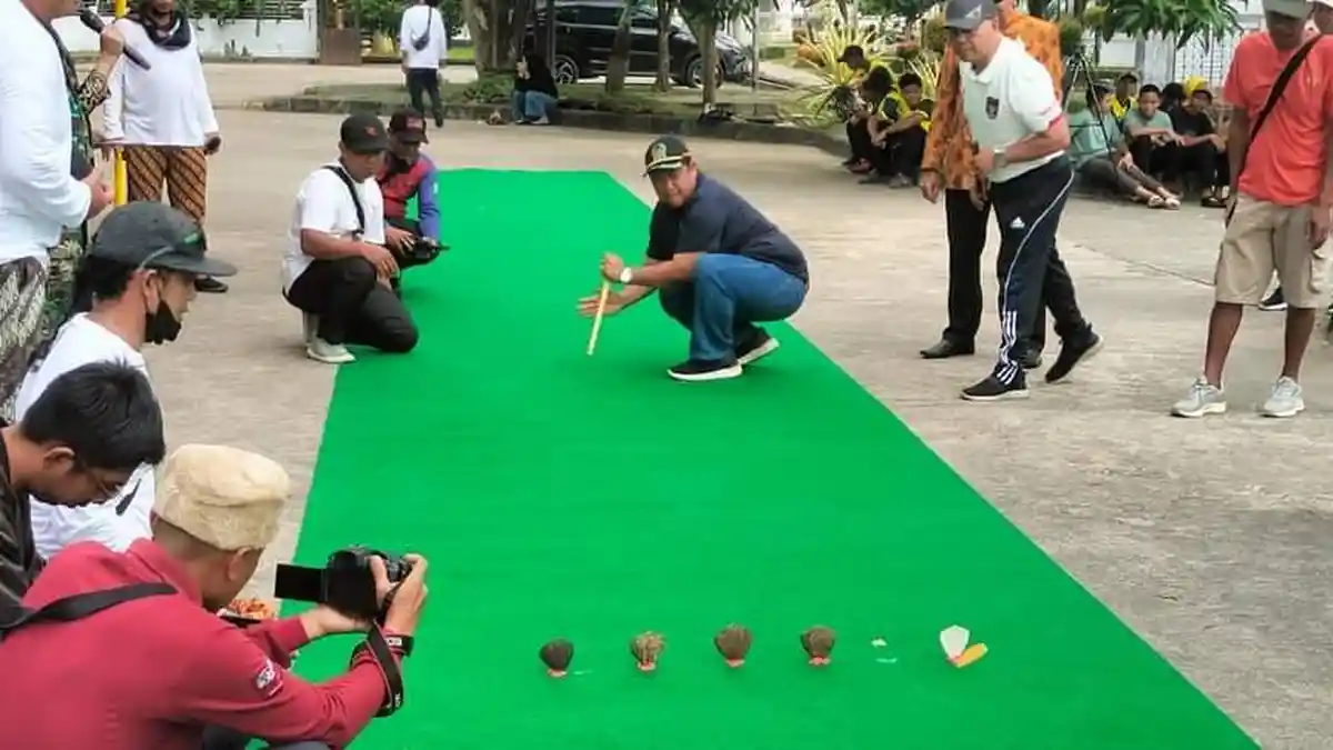 Ketua DPRD Kukar Unjuk Kebolehan Belogo di Piala Sultan Bergilir 2023