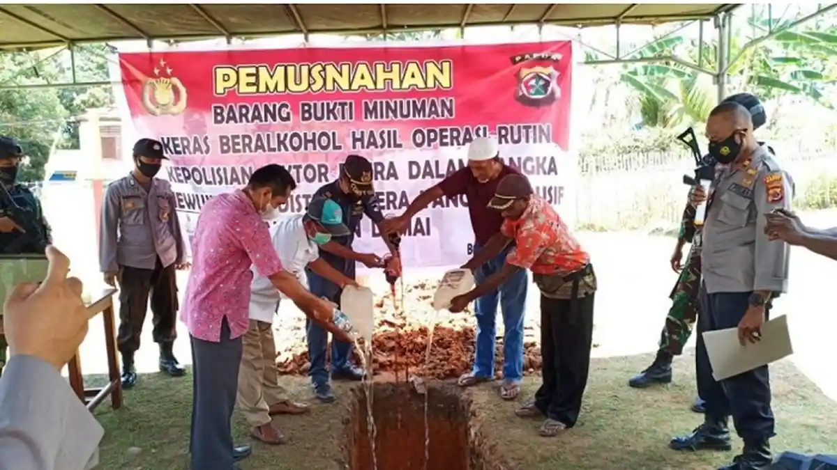 Polsek Edera Mappi Musnakan 108 Botol Miras Ilegal