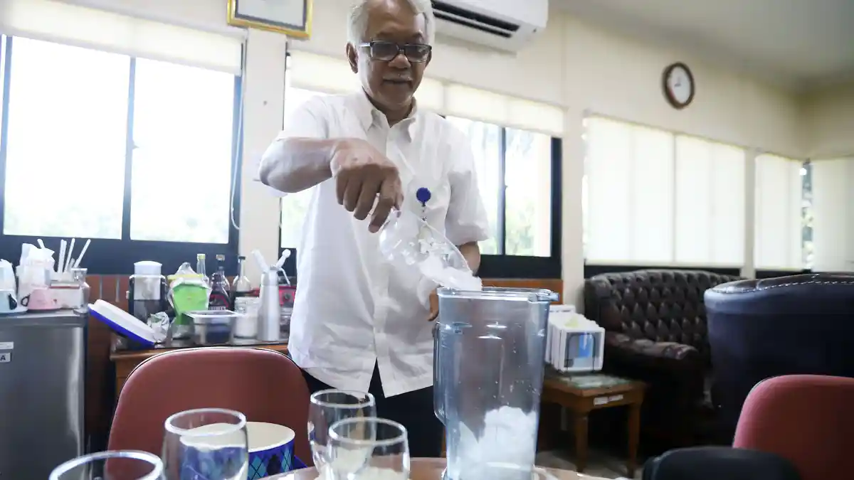 Dr. Ir. Hendri D.S. Budiono: Sang Dekan Pembuat Kopi