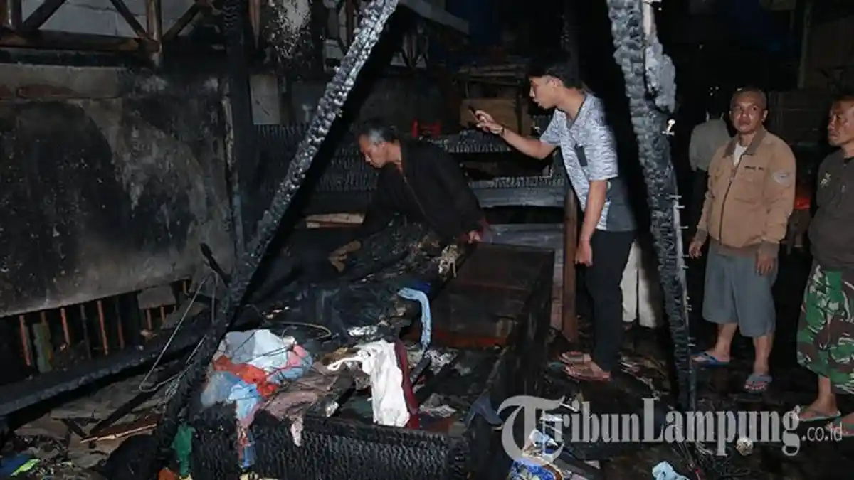 Kebakaran di Bandar Lampung, Pedagang Pasrah Barang Dagangannya Ludes Terbakar