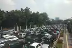Efek Penutupan Sejumlah Ruas, Jalan Medan Merdeka Timur depan Stasiun Gambir Macet Parah