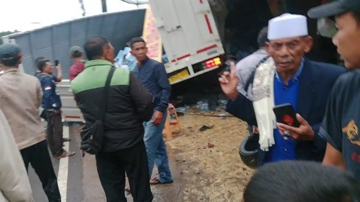 SEMBILAN Kendaraan Terlibat Kecelakaan Beruntun di Cisarua, Saksi Dengar Suara Ledakan Saat Kejadian