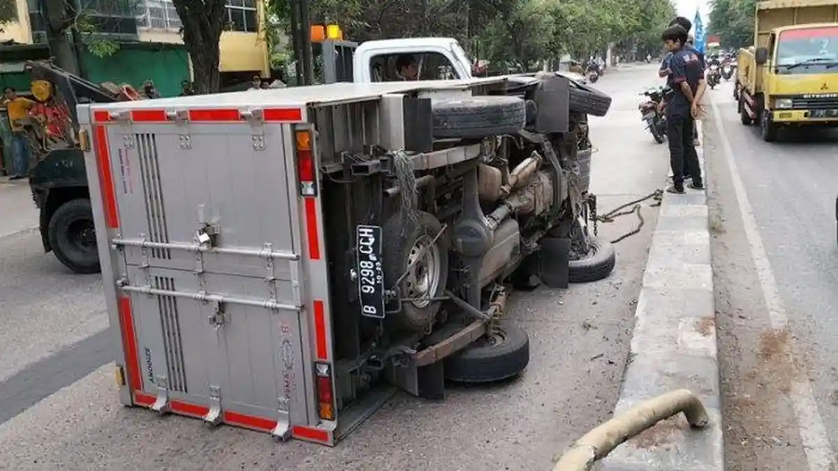 Mobil Boks Terguling Akibat Hantam Beton Pembatas di Jalan Enggano Tanjung Priok 