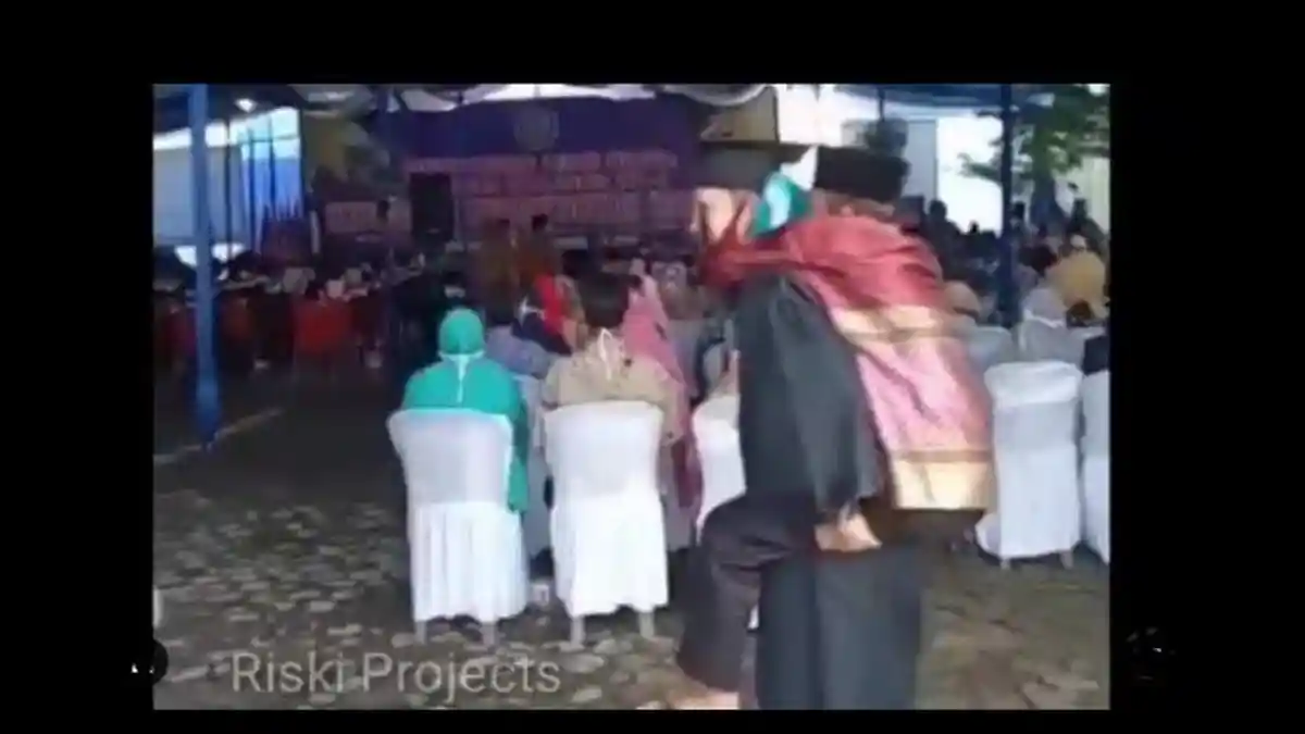 VIRAL dan Mengharukan, Wisudawan Gendong Orang Tuanya ke Kampus, Ternyata Lulusan Terbaik
