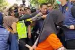ISAK TANGIS Orang Tua Korban Saksikan Rekonstruksi Penganiayaan Bayi di Daycare Little Aresha