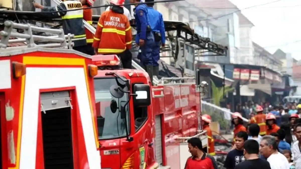 Sekitar 22 Mobil Damkar Dikerahkan Padamkan Api Kebakaran Gedung Dirjen Pajak