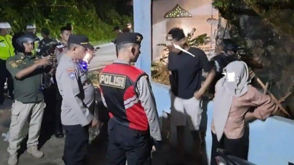 Berduaan di Tempat Gelap, Sejoli Dimabuk Cinta Ditangkap Aparat