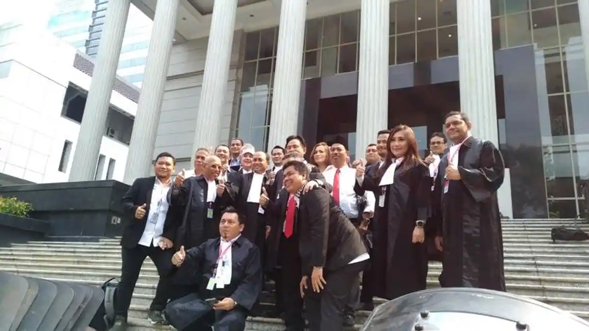 Lepas Ketegangan Jeda Sidang, Ini yang Dilakukan Tim Hukum Jokowi-Ma'ruf di Halaman Gedung MK