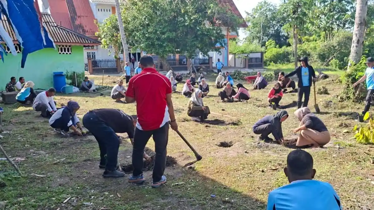 Sulap Lahan Kosong Jadi Kebun, Disperindagkop Lingga Tanam Pepaya dan Sayuran