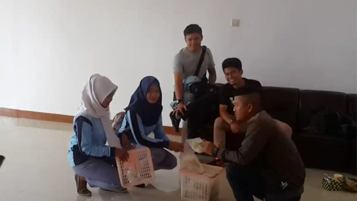 Siswi SMKN Ketapang Pasarkan Jajanan Buatan Sendiri, Ini Produknya