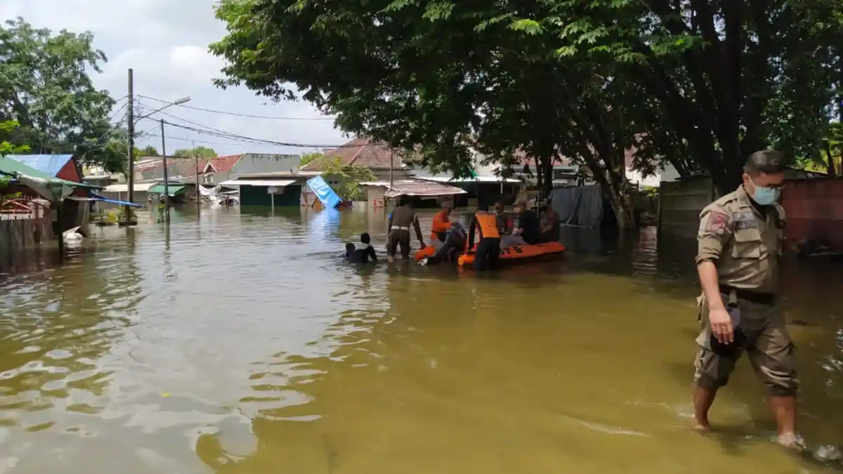 Banjir 3.5 Meter Belum Surut, 8.500 Ribu Rumah Warga Periuk Tangerang Tergenang - periuk-kebanjiran.jpg