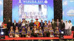 Foto-Bersama-Wisudawan-Terbaik-dan-Skripsi-Terbaik.jpg