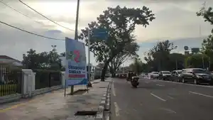 Baliho-pasangan-presiden-terpasang-di-trotoar-jalan-Jendela-Sudirman-Kota-Medan.jpg