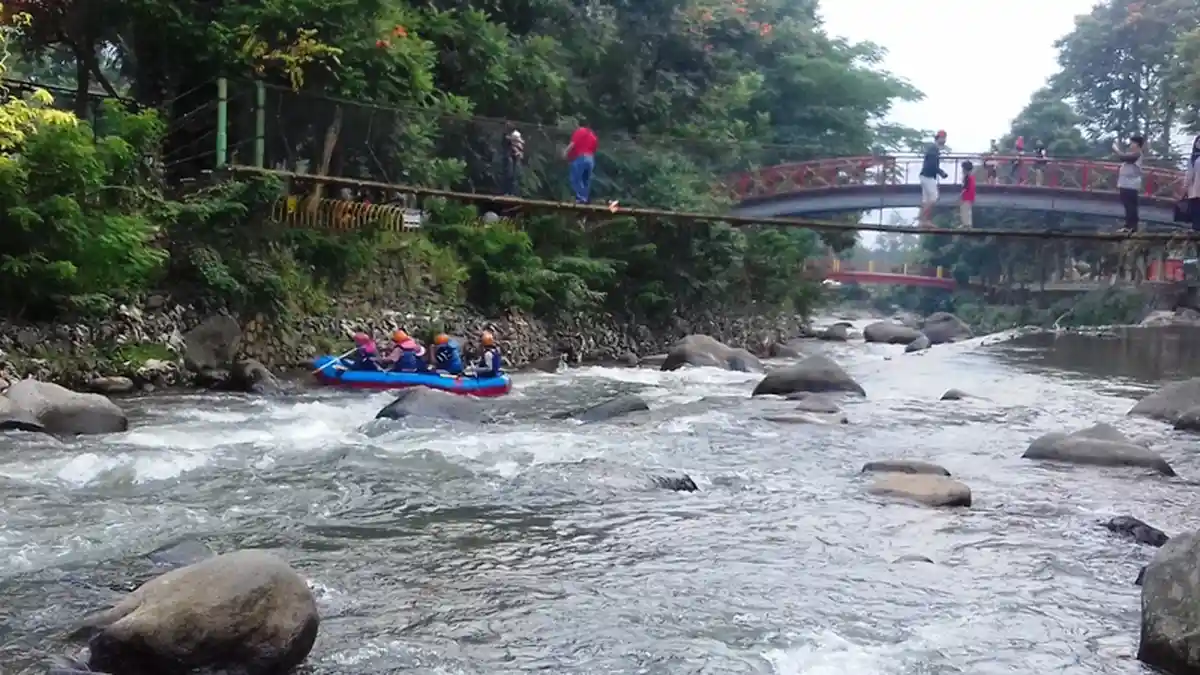 Liburan di Taman Wisata Matahari, Rasakan Serunya Main Arung Jeram yang Memacu Adrenalin