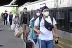 sejumlah-penumpang-saat-turun-dari-kereta-api-di-stasiun-cirebon-senin-7122020.jpg