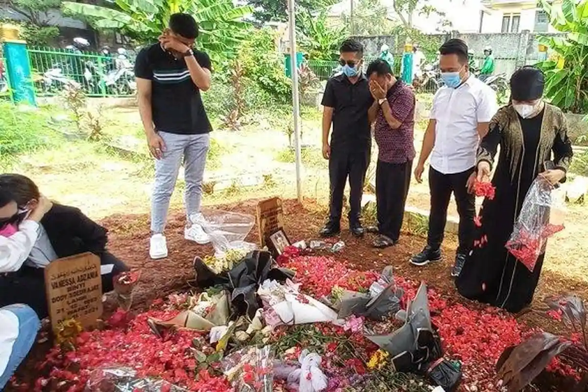 Viral Kondisi Makam Vanessa Angel Berantakan, Ayah Bibi Ardiansyah Menangis di Kuburan