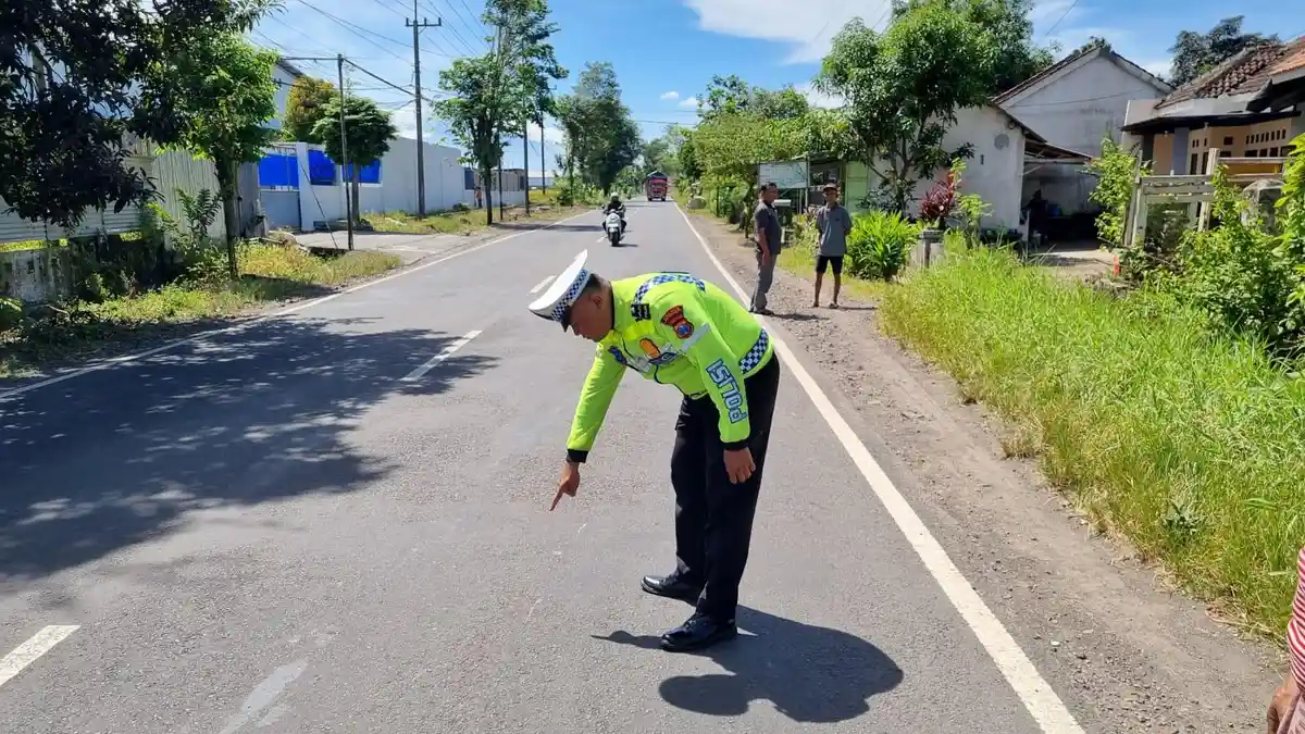 Nenek di Jember Tabrak Bagian Belakang Truk Sebabkan Kepala Bocor