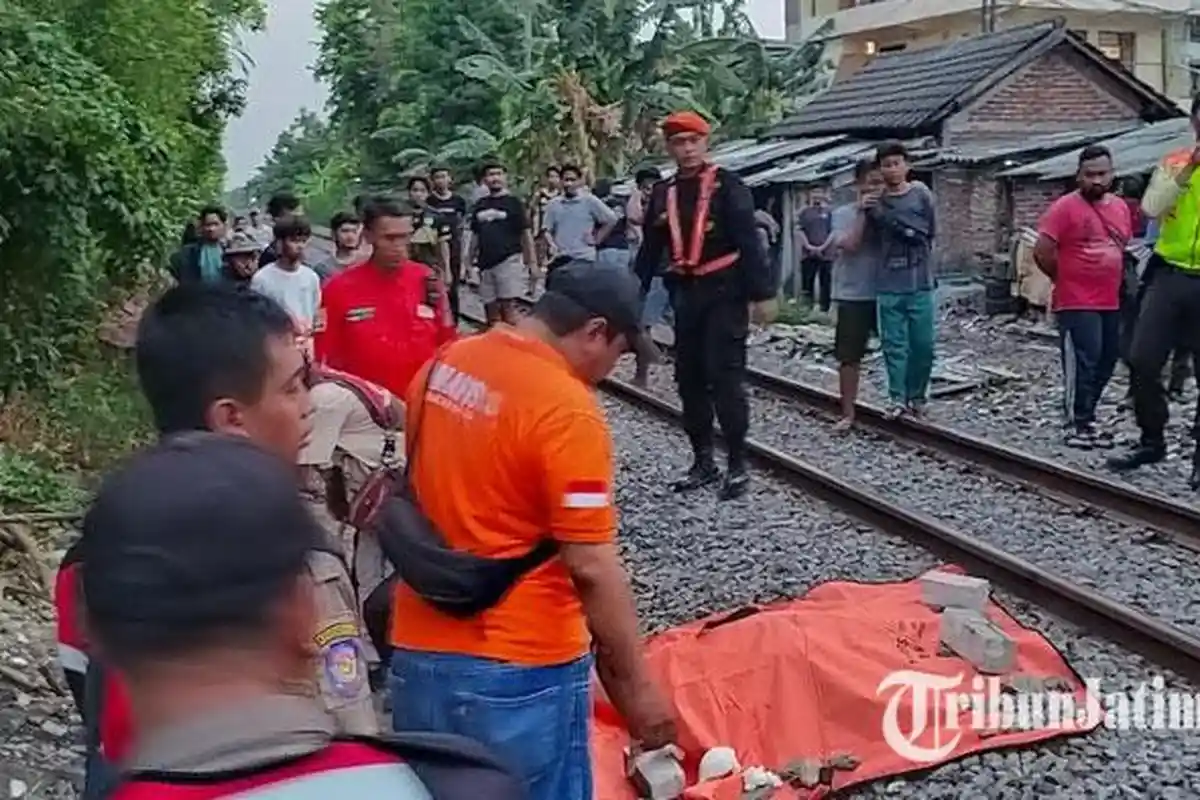 Pria di Surabaya Nekat Tiduran di Rel saat Kereta Melintas, Sempat Lakukan Aksi Bahaya Tapi Ketahuan