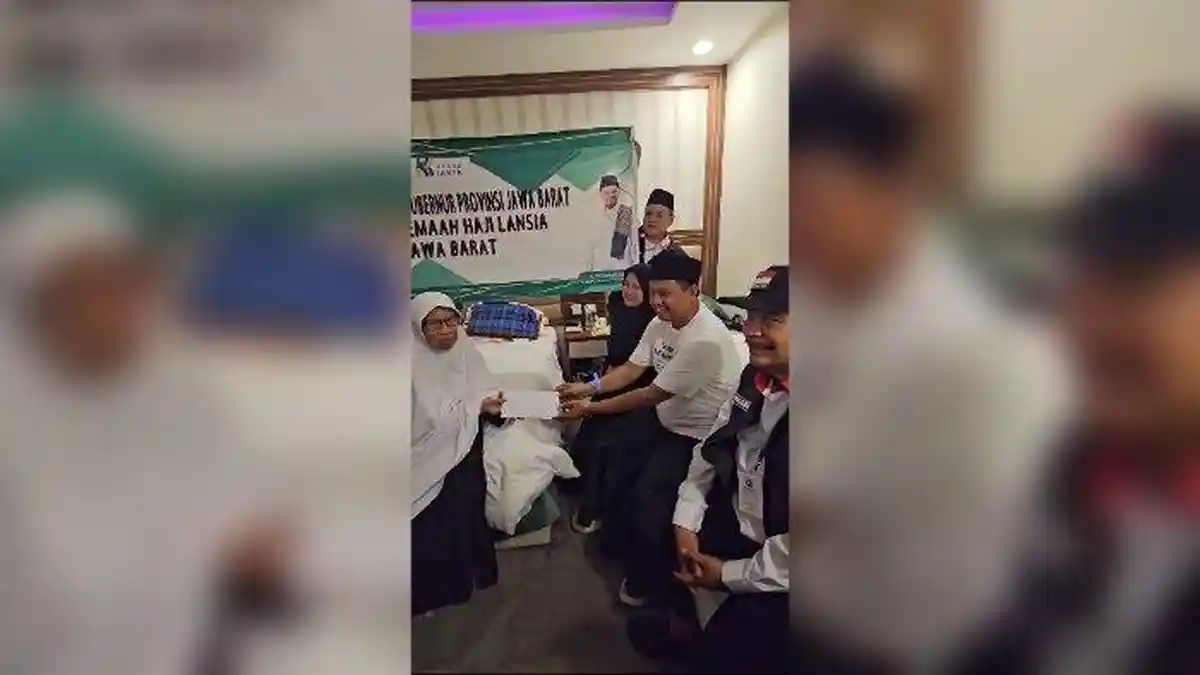 Jelang Puncak Haji, Uu Ruzhanul Beri Santunan Jemaah Lansia
