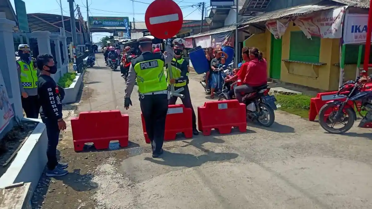 Jalur Wisata Karangsong Indramayu Padat Pengunjung Libur Lebaran, Polisi Lakukan Buka Tutup Jalan