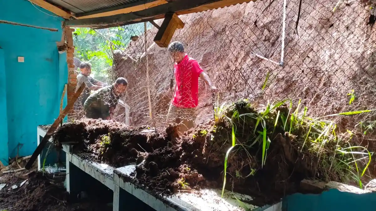 Ada Longsor di Desa Wanahayu Maja, TNI di Majalengka Sigap Tangani