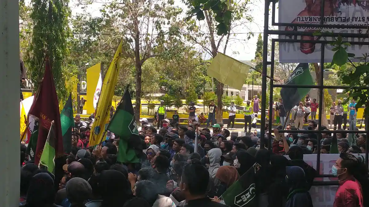 Bendera Kuning Dikibarkan Buruh di Gedung DPRD Kabupaten Sukabumi, Matinya Hati Nurani DPR