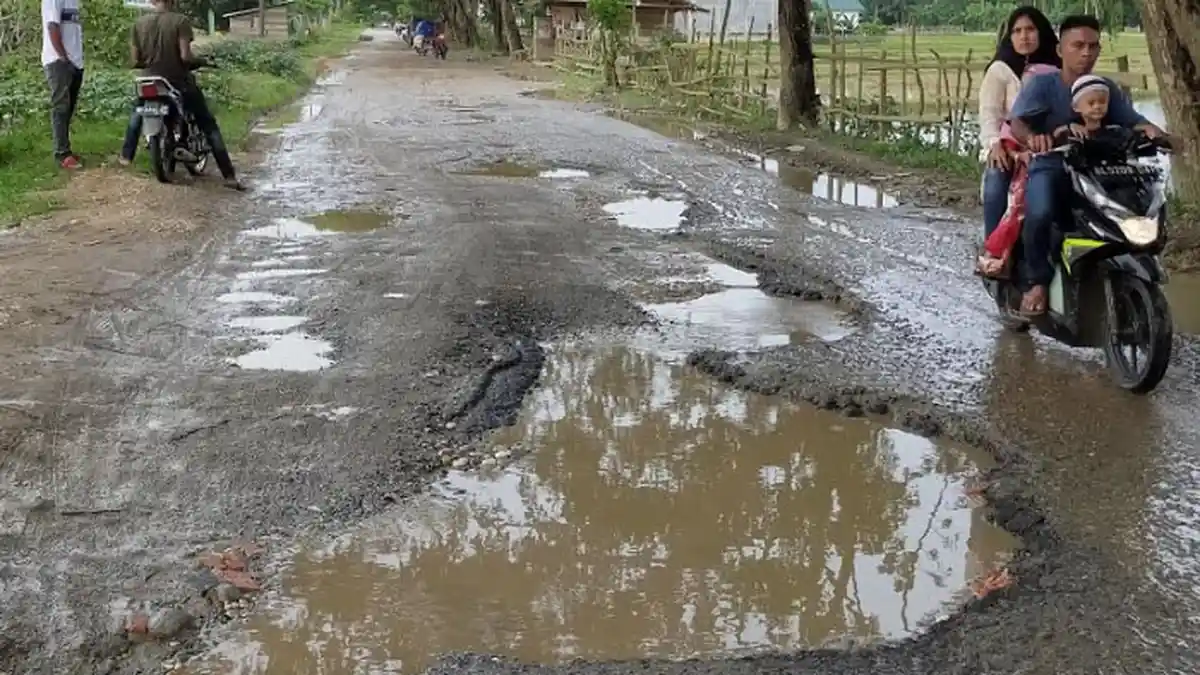 Lintas Peureulak Barat-Ranto Peureulak Bertabur Lubang, Warga Minta Ditutup Sebelum Diaspal