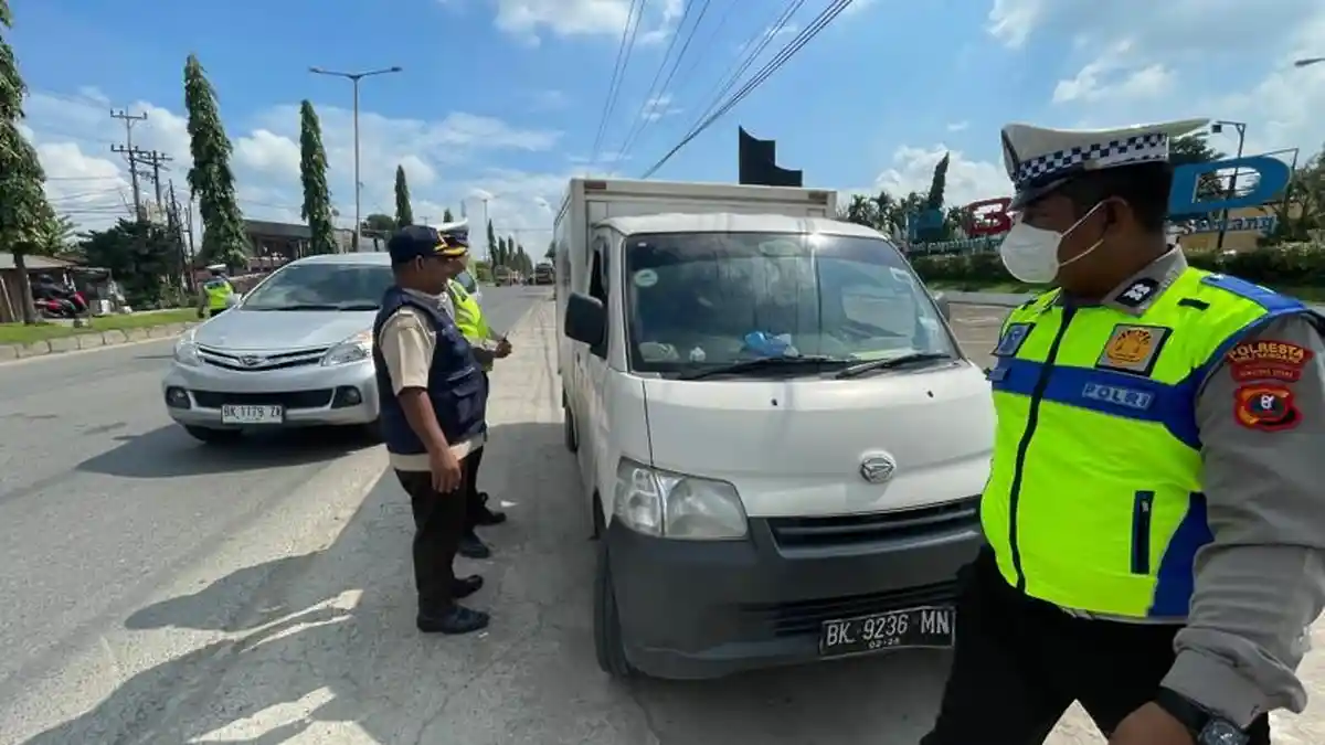 Pengendara Motor Panik dan Balik Arah saat UPT Samsat Gelar Razia Pelat Kendaraan di Jalinsum