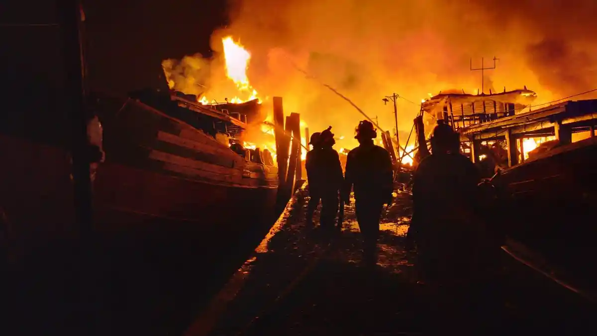 9 Kapal Pukat Terbakar Usai Melakukan Pengisian BBM, Api Berkobar Hingga Bikin Panik Warga