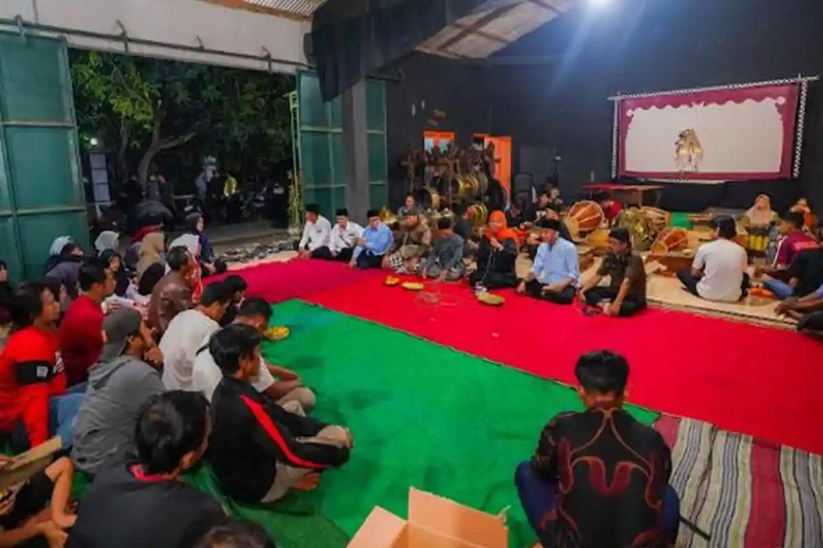Saat Khofifah Wayangan Bareng Dalang Muda Ki Akbar dan Warga Kabupaten Nganjuk