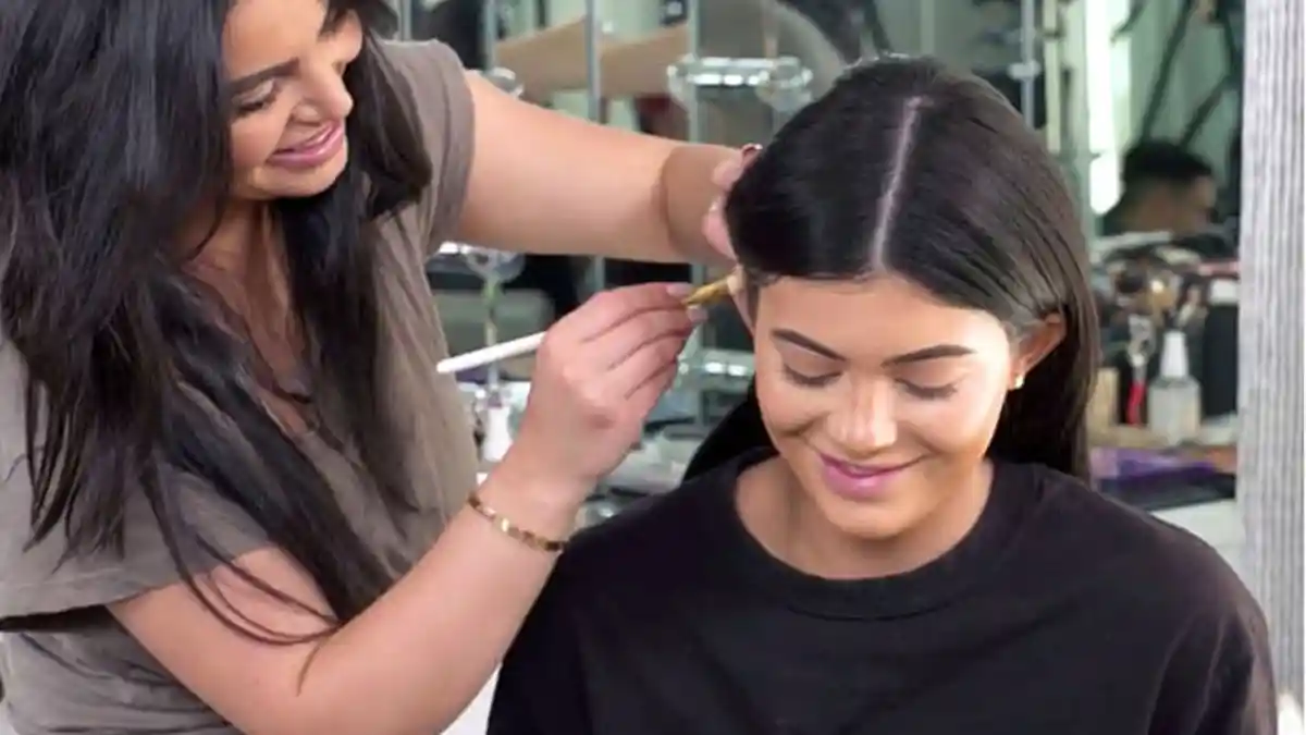 Teknik Contouring Telinga ala Kylie Jenner Agar Pipi Tampak Tirus