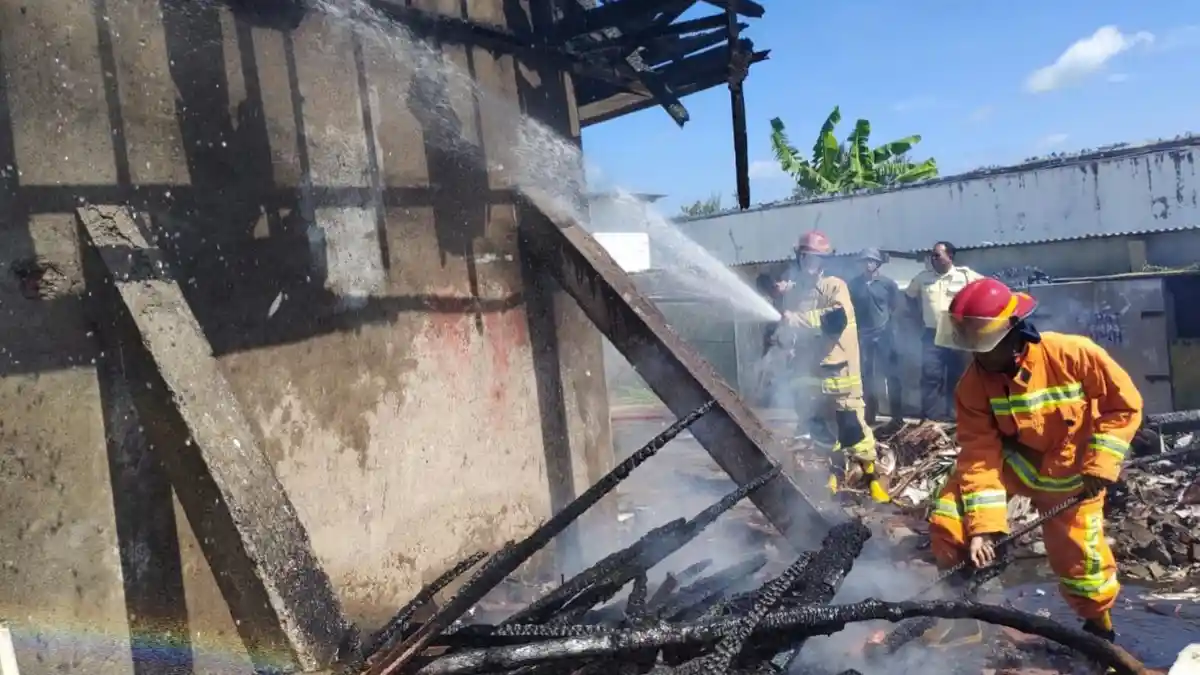Gara-gara Sampah, Tempat Parkir Pabrik di Lingkar Selatan Cilacap Terbakar
