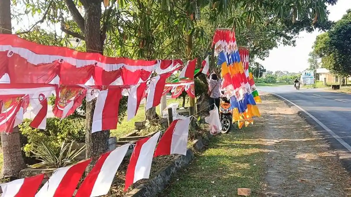 Pedagang Bendera di Kayuagung OKI Mengeluh karena Kalah Saing dengan Toko Online - Sripoku.com