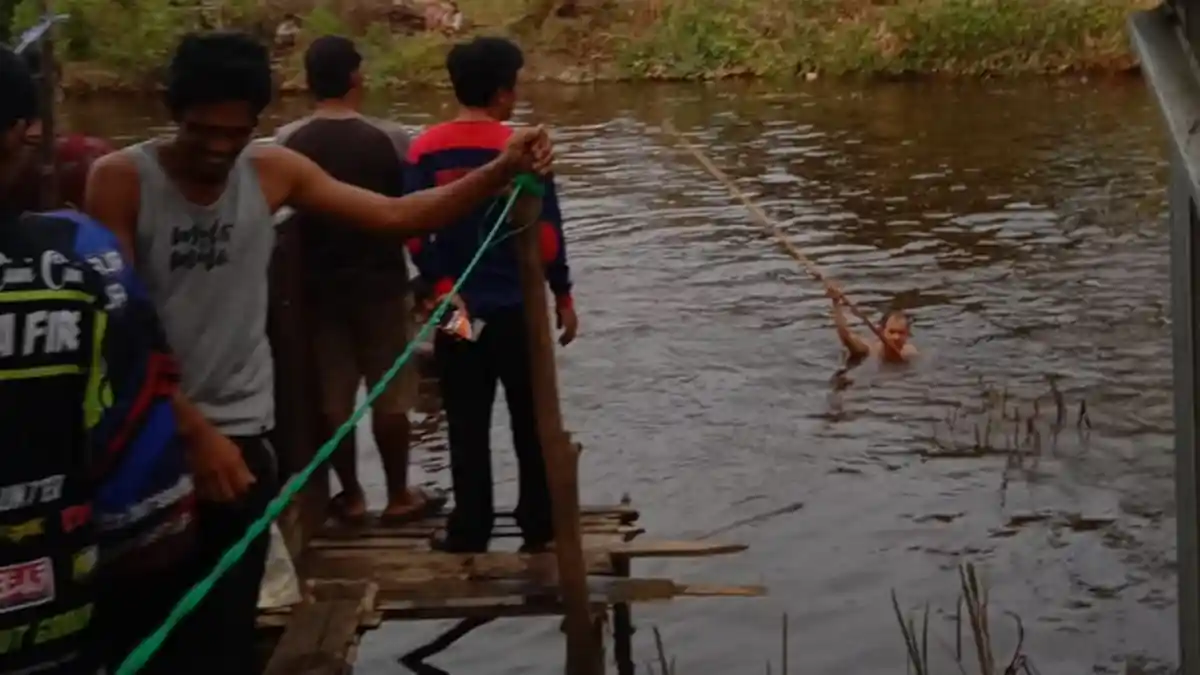 Tenggelam di Kalsel : Bocah 5 Tahun Hilang di Anjir Muara, Sang Nenak Sempat Lihat Sandal Mengapung