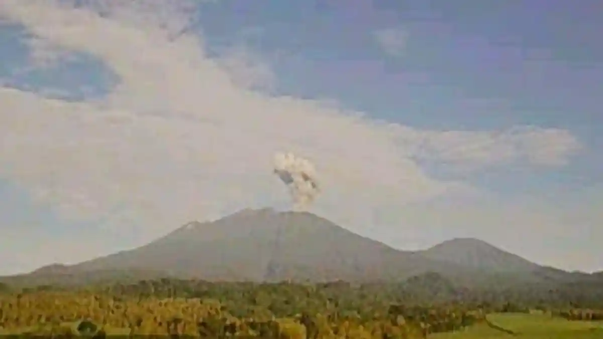 Gunung Raung Erupsi Lagi, BPBD Imbau Tak Dekati Radius 3 KM dari Kawah Puncak