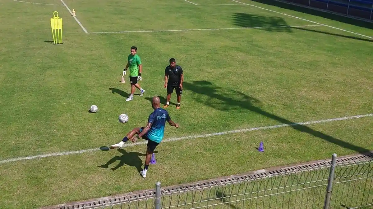 Gembiranya Pelatih Persib Bandung Robert Alberts di Awal Pekan, Ini Sebabnya