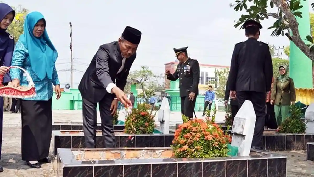Tabur Bunga di Makam Pahlawan, PLT Bupati OKI Sumsel Berharap Hari Pahlawan Tingkatkan Semangat