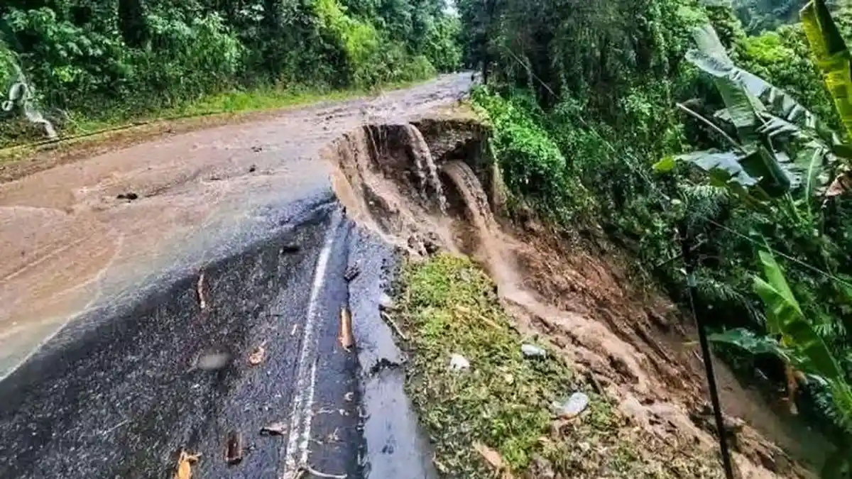 Curah Hujan Tinggi, Jalur Ende-Maumere Amblas, Bupati Ende Langsung Pantau