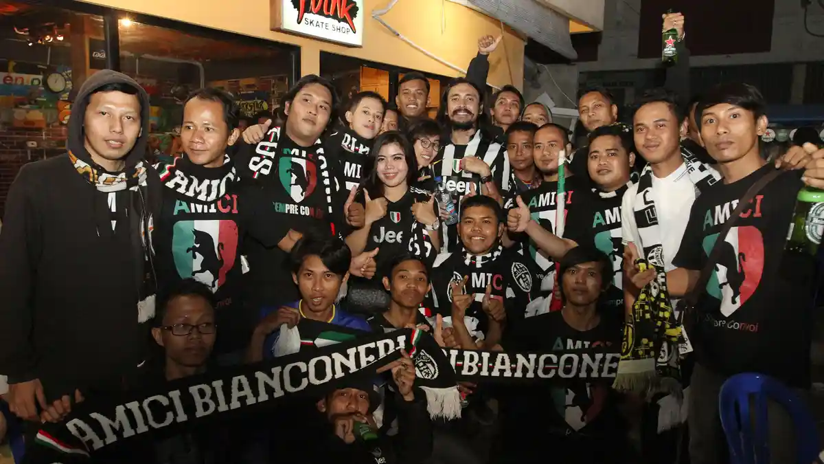 Asyiknya Nobar Liga Champions Sambil Main Skateboard