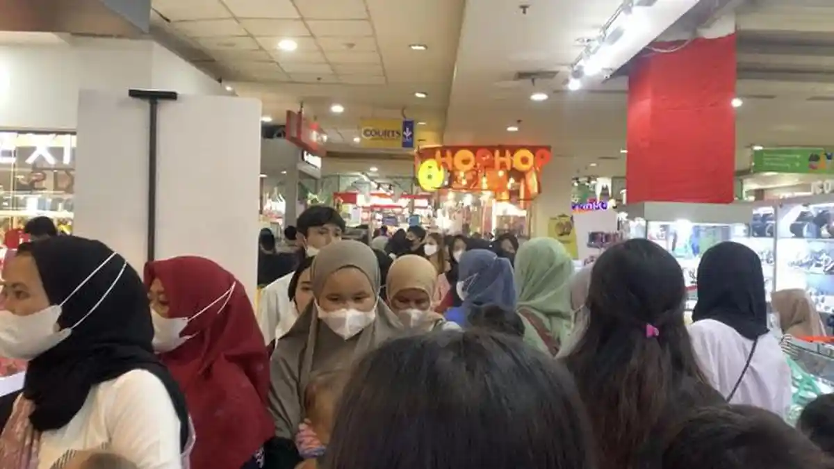 Mall BTM Dipenuhi Pengunjung, Warga Berdesakan Berebut Baju dan Sandal Lebaran