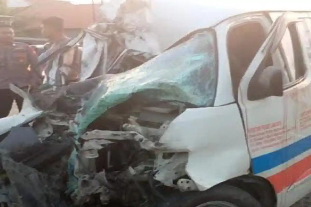 Tabrakan Keras Truk vs Mobil Ekspedisi di Gresik, Sopir Mobil Terjepit, Jalan Duduksampeyan Macet